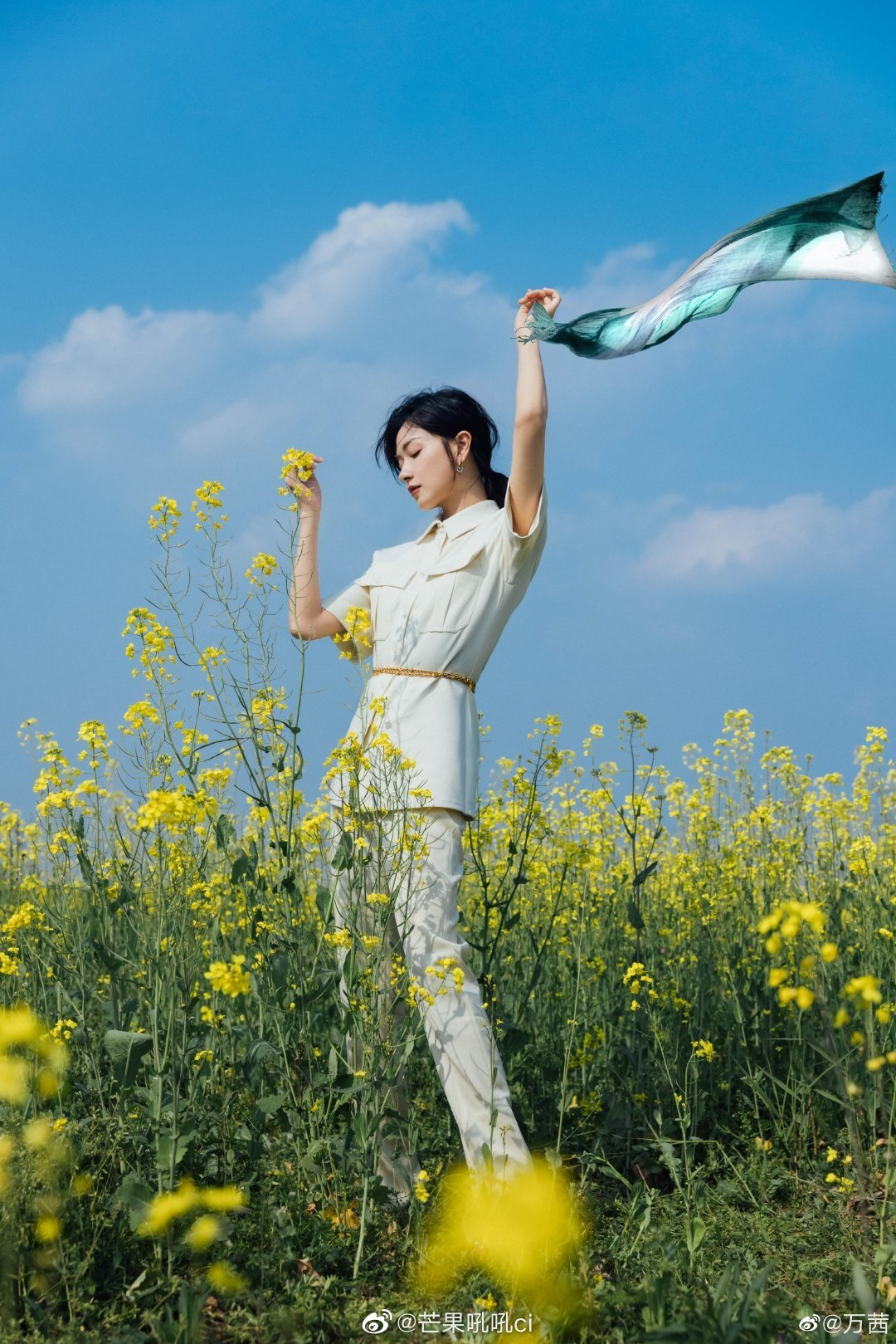 万茜转行包租婆？晒春日九宫格写真，网友开脑洞p图惹人爆笑