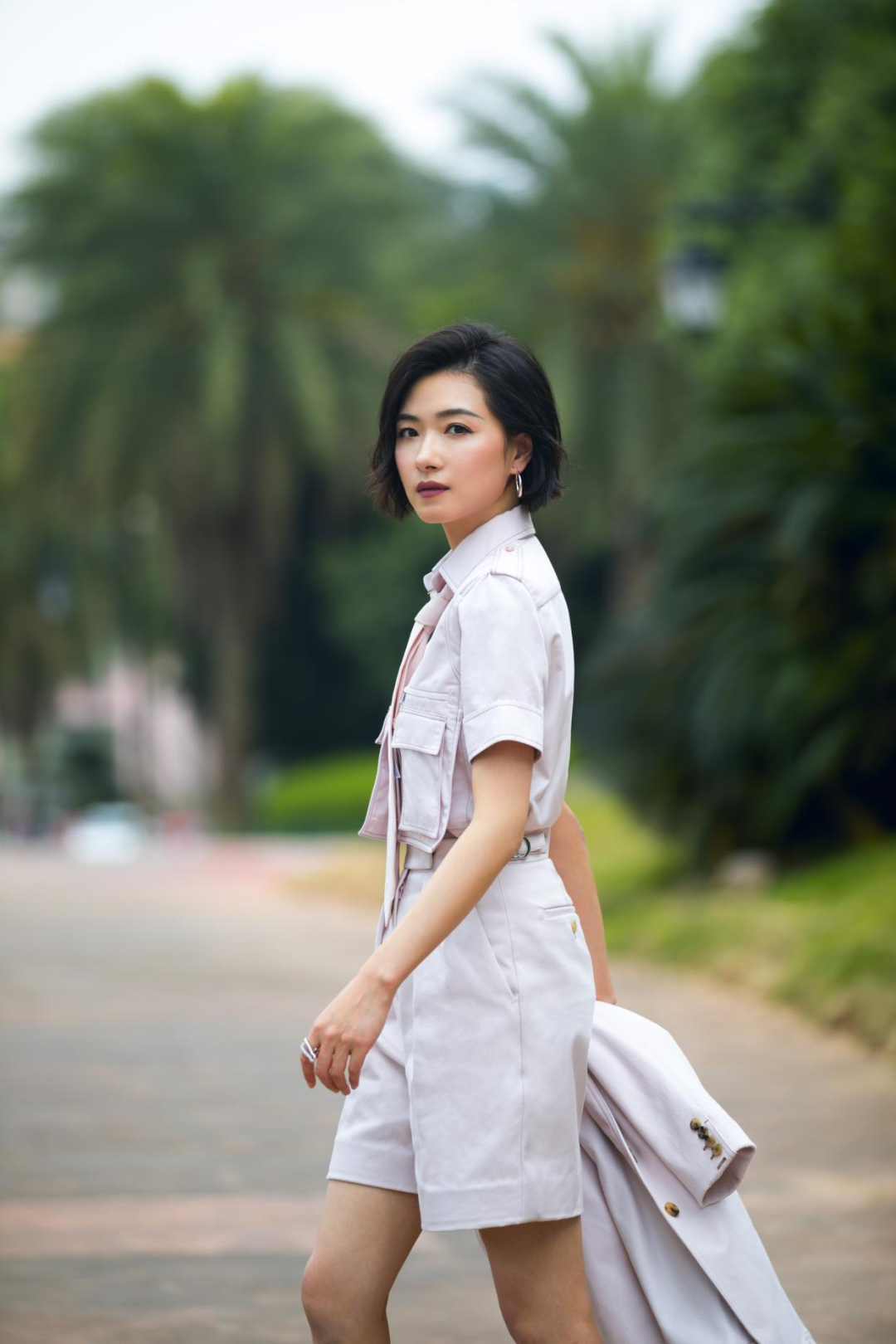 万茜转行包租婆？晒春日九宫格写真，网友开脑洞p图惹人爆笑