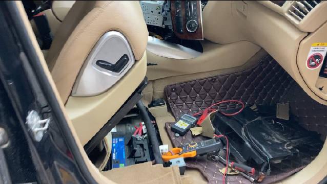 奔驰R350电瓶位置设计不太合理，查个漏电还得拆座椅……
