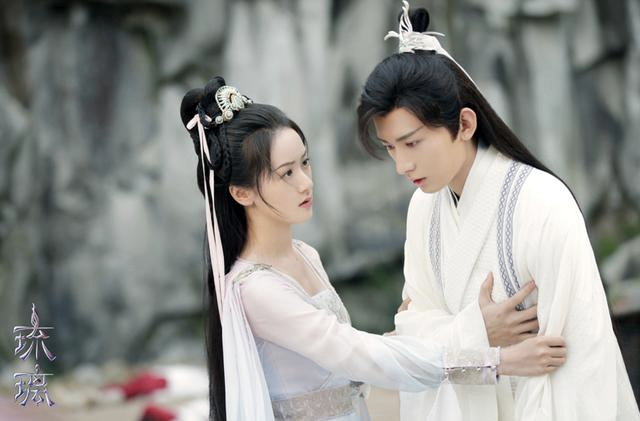 粉丝向左，欢瑞向右：杨紫与炮火中的《沉香如屑》