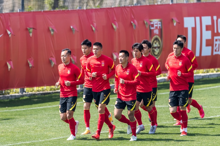 国足备战世预赛主帅强调团队凝聚力至关重要