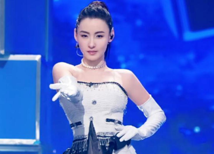 张柏芝晒照片，大儿子被误认为是新伴侣，13岁已长成谢霆锋的模样