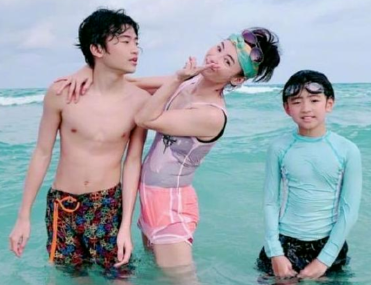 张柏芝晒照片，大儿子被误认为是新伴侣，13岁已长成谢霆锋的模样