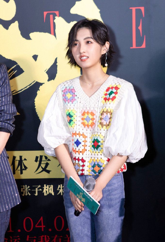 张子枫最新路演短发造型,泡泡袖衬衫配牛仔裤,清新脱俗的干净美