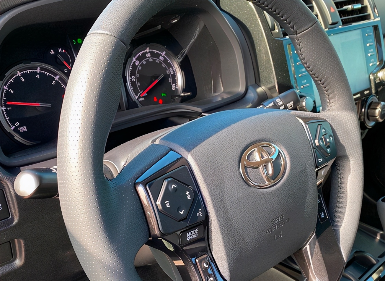 定位中大型SUV 丰田4Runner车型实拍图来袭