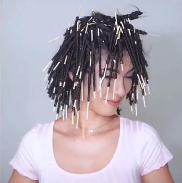 女子在家用筷子卷头发,拆下筷子那一刻,网友:泡面头?休闲区蓝鸢梦想 - Www.slyday.coM 女子在家用筷子卷头发,拆下筷子那一刻,网友:泡面头?休闲区蓝鸢梦想 - Www.slyday.coM