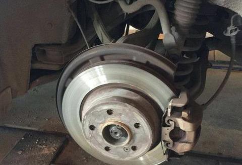 汽车刹车片多久要换一次？很多人都不清楚，看完涨知识了