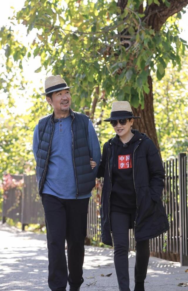 63岁的邓婕真会装“嫩”，牛仔外套搭配百褶裙亮相，年轻20岁不止