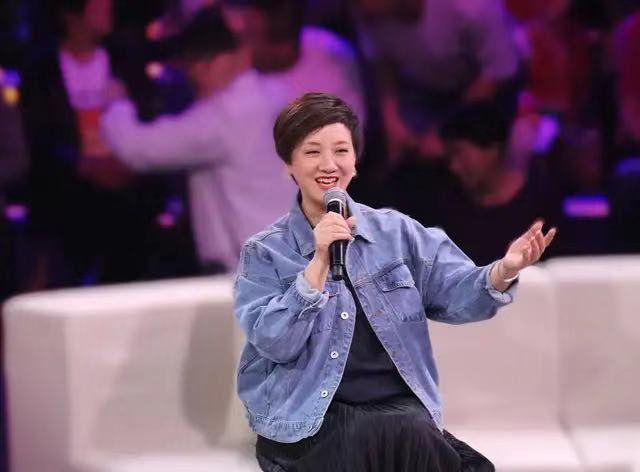 63岁的邓婕真会装“嫩”，牛仔外套搭配百褶裙亮相，年轻20岁不止