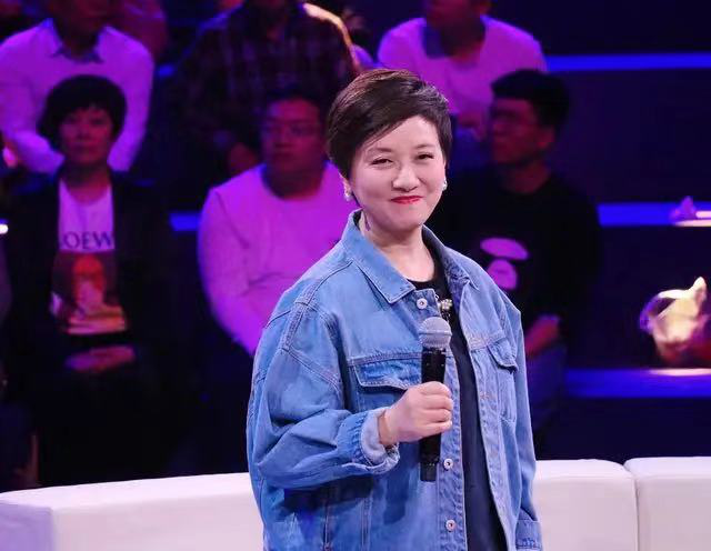 63岁的邓婕真会装“嫩”，牛仔外套搭配百褶裙亮相，年轻20岁不止