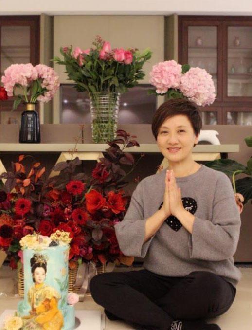 63岁的邓婕真会装“嫩”，牛仔外套搭配百褶裙亮相，年轻20岁不止