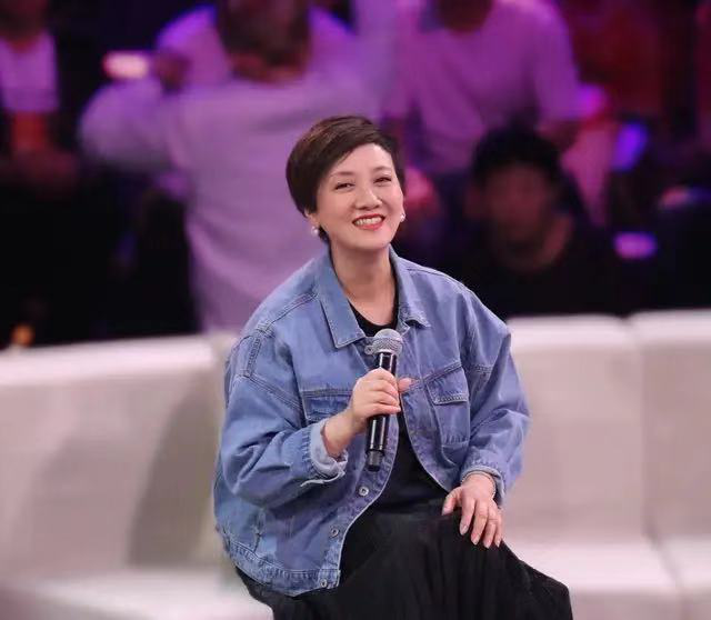 63岁的邓婕真会装“嫩”，牛仔外套搭配百褶裙亮相，年轻20岁不止