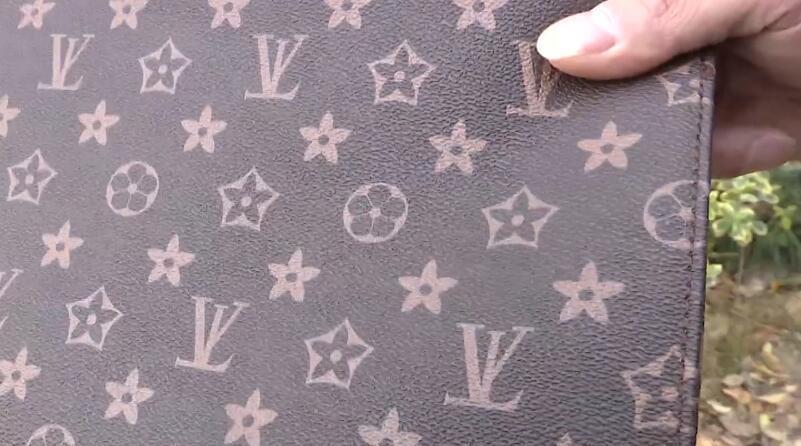 一百多买包怀疑是假LV 掌柜承认是“高仿”