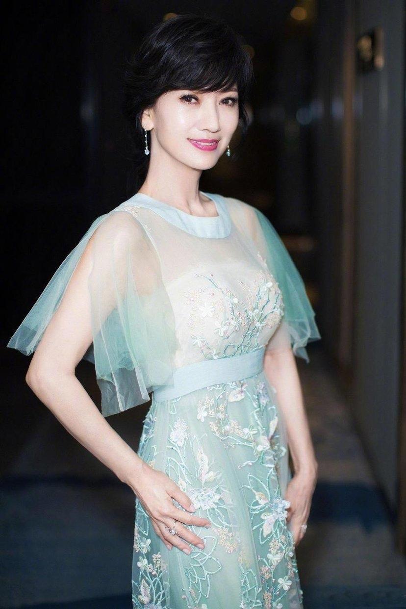 四五十岁女人穿搭技巧 女人如何打扮更时髦