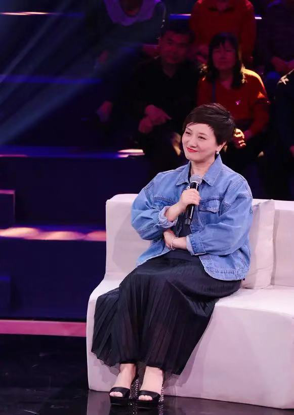 63岁的邓婕真会装“嫩”，牛仔外套搭配百褶裙亮相，年轻20岁不止