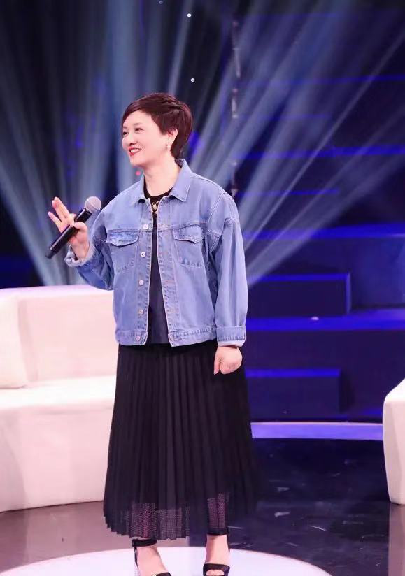 63岁的邓婕真会装“嫩”，牛仔外套搭配百褶裙亮相，年轻20岁不止