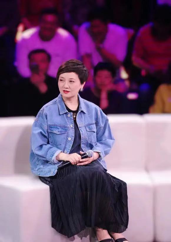 63岁的邓婕真会装“嫩”，牛仔外套搭配百褶裙亮相，年轻20岁不止