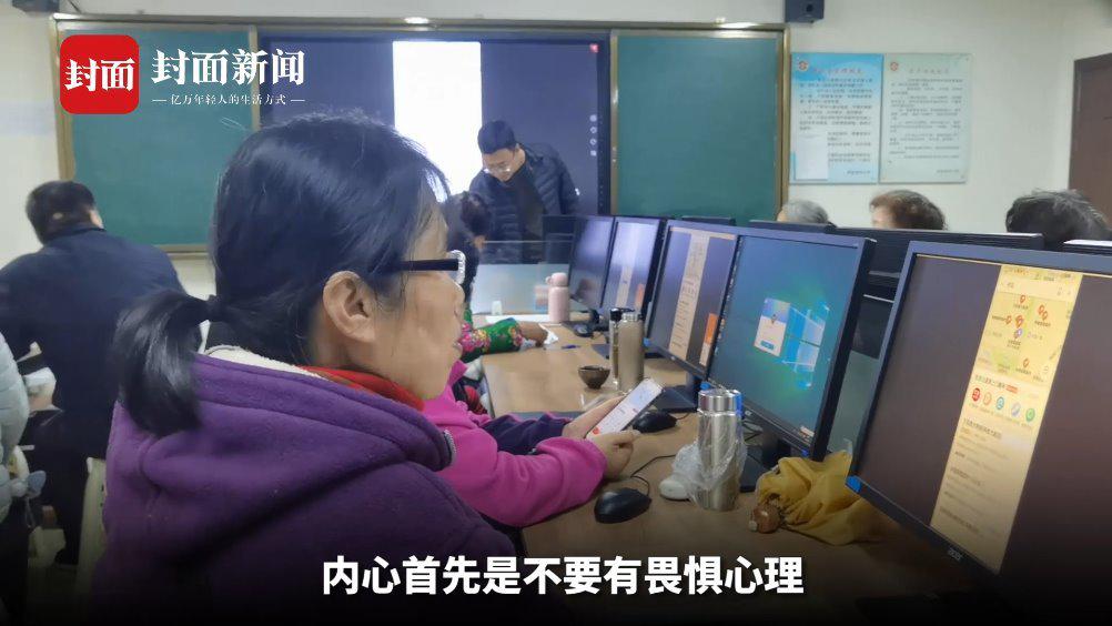 西安老年大学开设智能手机课 学员：享受到互联网给老年人带来的快乐