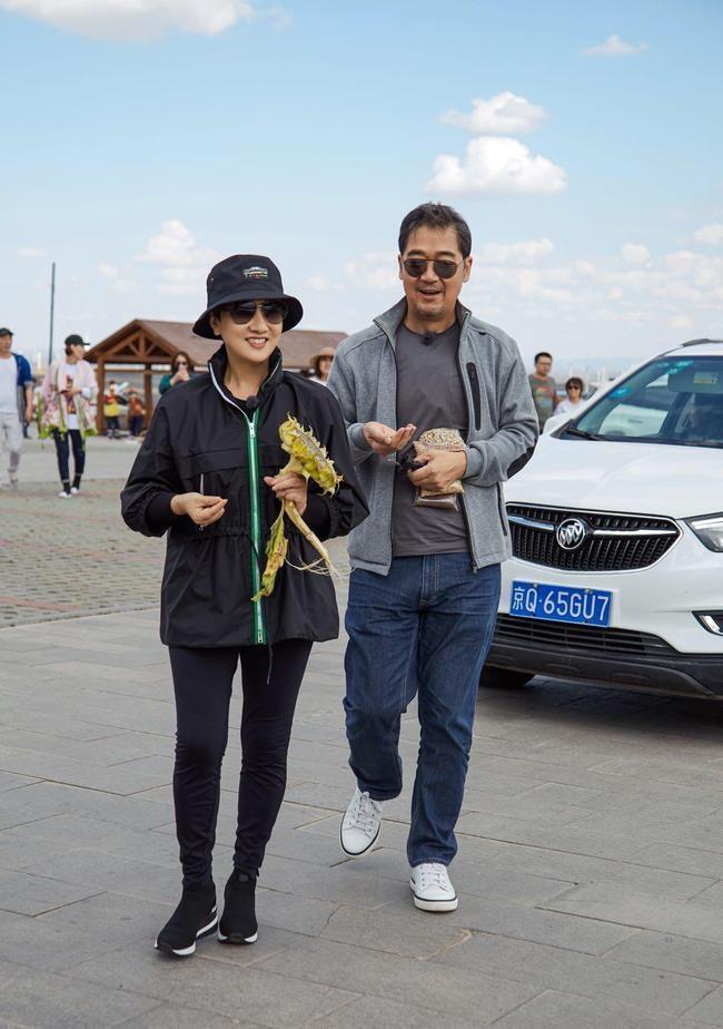 63岁的邓婕真会装“嫩”，牛仔外套搭配百褶裙亮相，年轻20岁不止