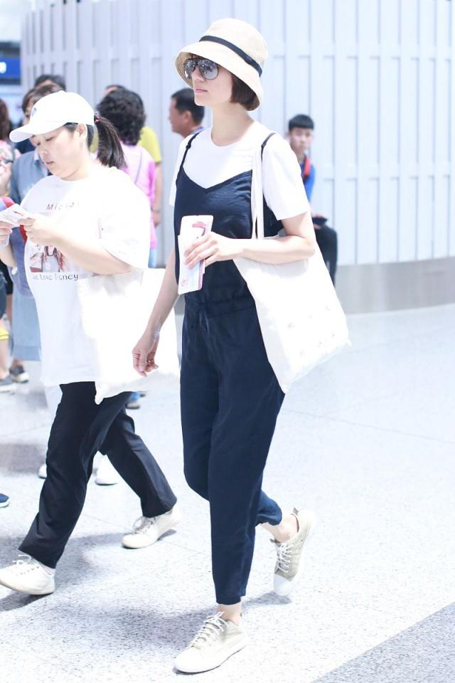 袁泉气质这块就没输过,白T恤配吊带连体裤青春靓丽,减龄俏皮 袁泉气质这块就没输过,白T恤配吊带连体裤青春靓丽,减龄俏皮