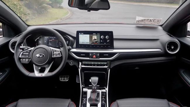 25英寸中控多媒体显示屏对车厢内科技感的营造相当重要,另外,中央空调