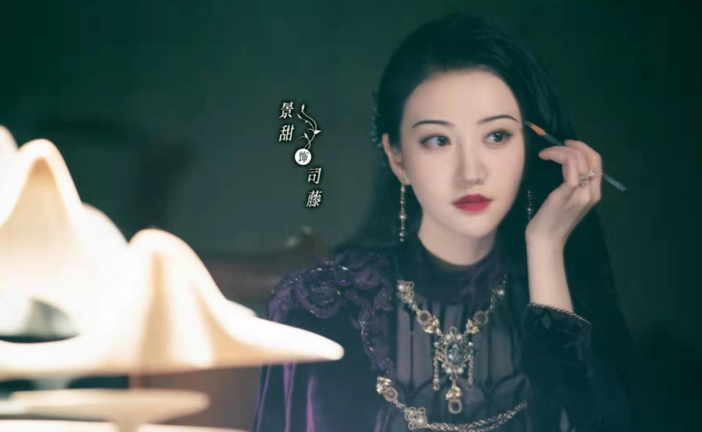 景甜近照疑又改脸，微笑唇人工膨胀感明显，撞脸奚梦瑶