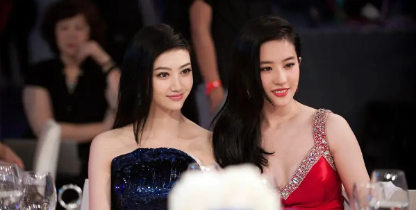 景甜近照疑又改脸，微笑唇人工膨胀感明显，撞脸奚梦瑶