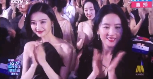 景甜近照疑又改脸，微笑唇人工膨胀感明显，撞脸奚梦瑶