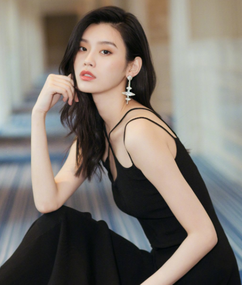 景甜近照疑又改脸，微笑唇人工膨胀感明显，撞脸奚梦瑶