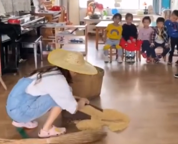 幼儿园老师教小朋友“晒谷子”获高赞,网友:这个课程设置太好了 幼儿园老师教小朋友“晒谷子”获高赞,网友:这个课程设置太好了