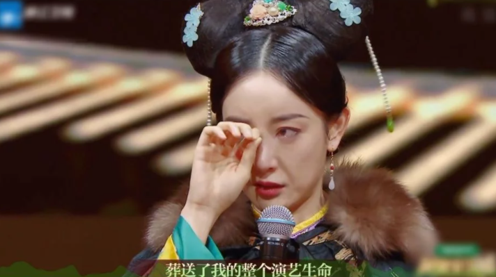 景甜近照疑又改脸，微笑唇人工膨胀感明显，撞脸奚梦瑶