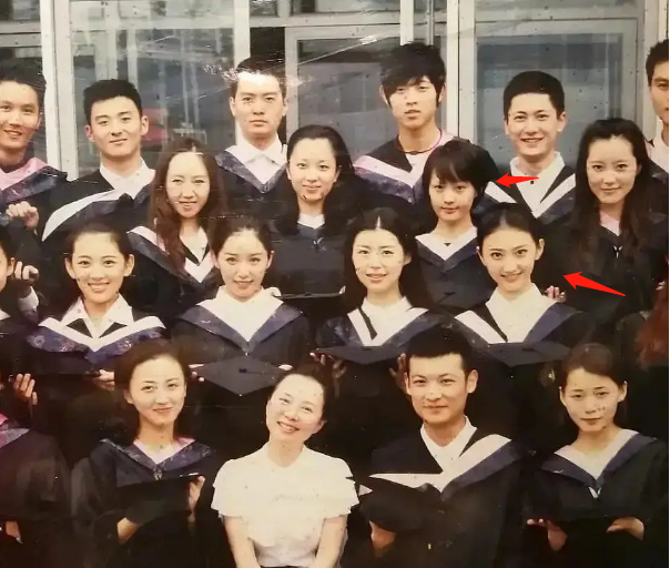 景甜近照疑又改脸，微笑唇人工膨胀感明显，撞脸奚梦瑶