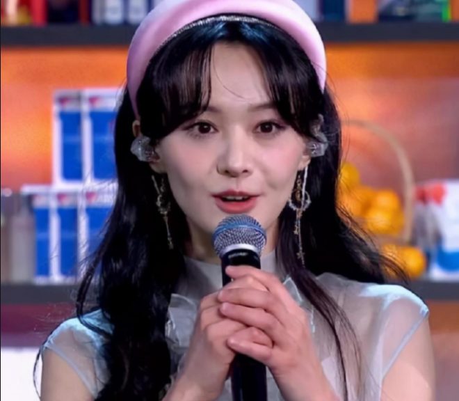 景甜近照疑又改脸，微笑唇人工膨胀感明显，撞脸奚梦瑶