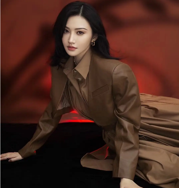 景甜近照疑又改脸，微笑唇人工膨胀感明显，撞脸奚梦瑶