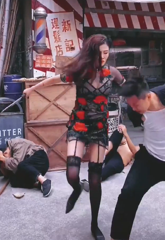 徐冬冬新戏造型曝光，穿黑丝踩高跟气场大开，身材凹凸有致太惹眼