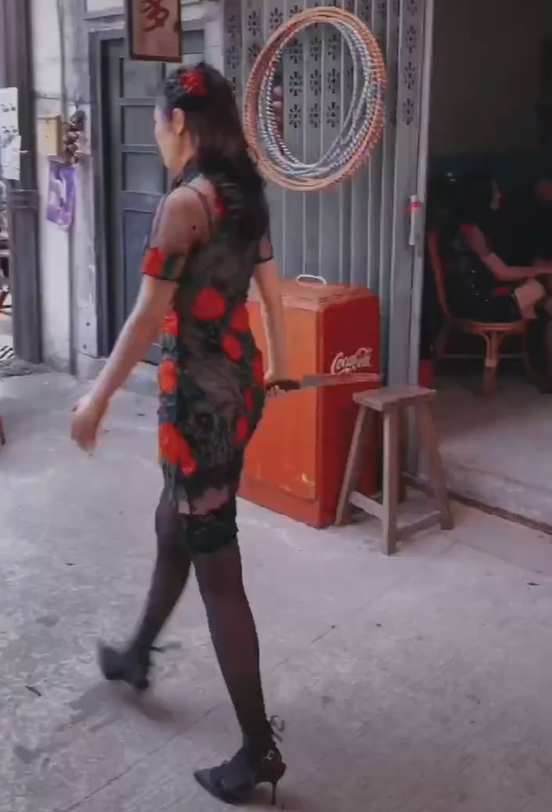 徐冬冬新戏造型曝光，穿黑丝踩高跟气场大开，身材凹凸有致太惹眼