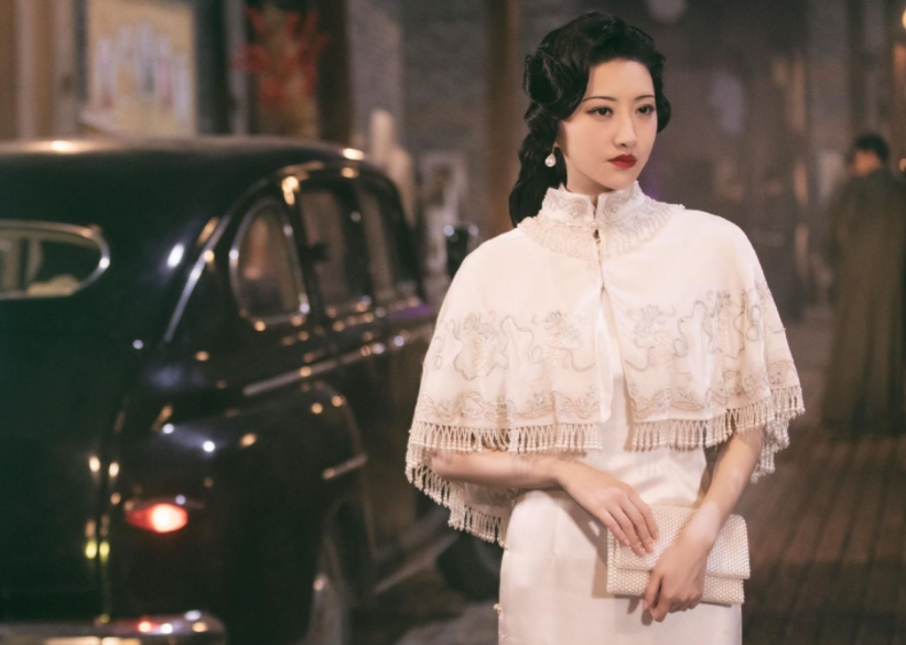 景甜近照疑又改脸，微笑唇人工膨胀感明显，撞脸奚梦瑶