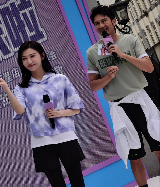 景甜近照疑又改脸，微笑唇人工膨胀感明显，撞脸奚梦瑶