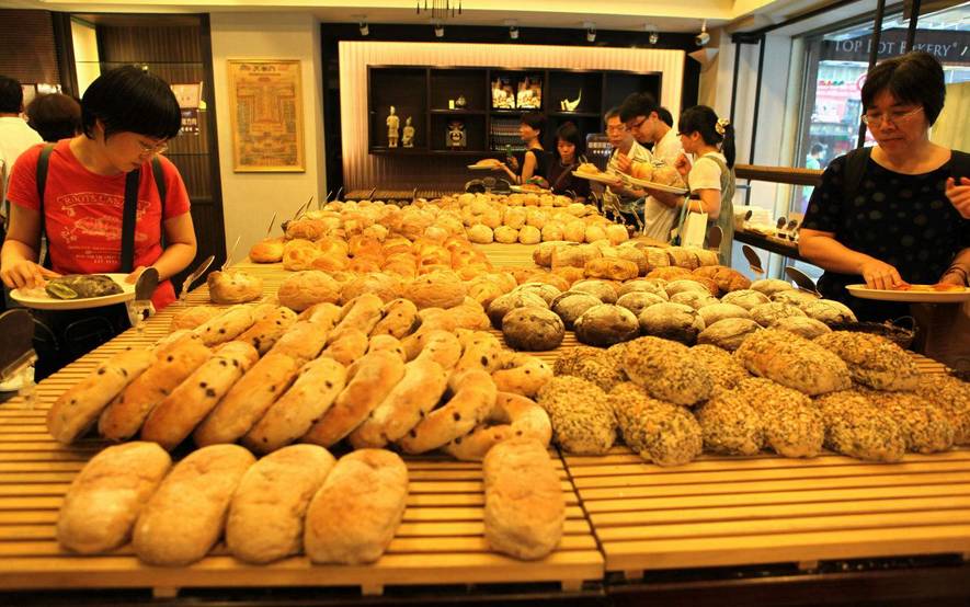 买面包时,聪明人会避开这5种,面包店老板:从不给家里人吃