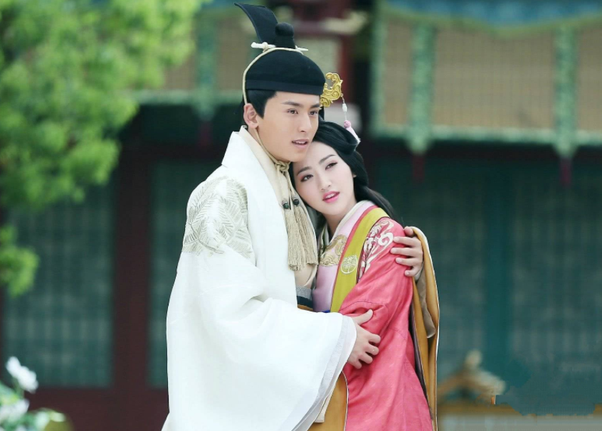 景甜近照疑又改脸，微笑唇人工膨胀感明显，撞脸奚梦瑶