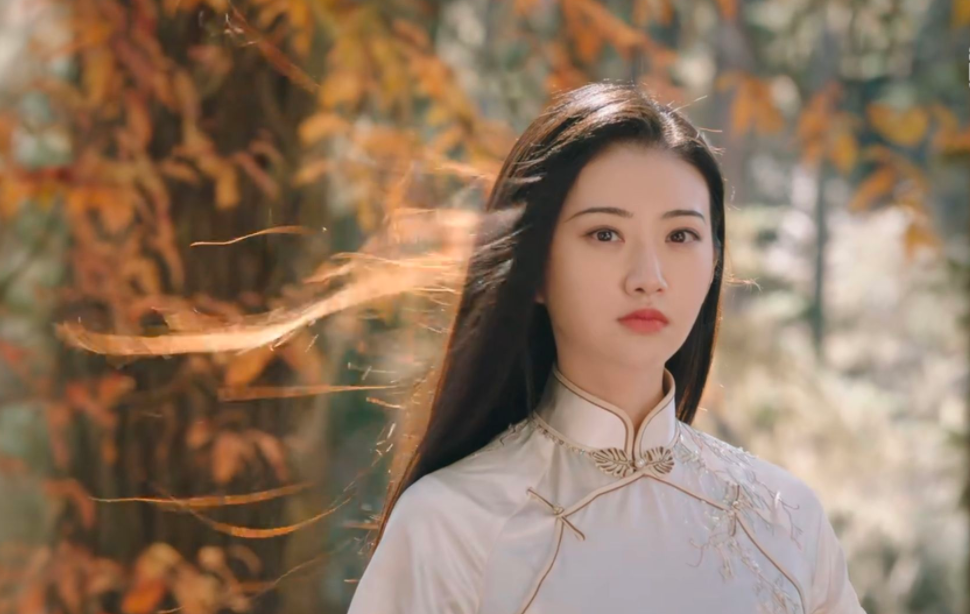 景甜近照疑又改脸，微笑唇人工膨胀感明显，撞脸奚梦瑶