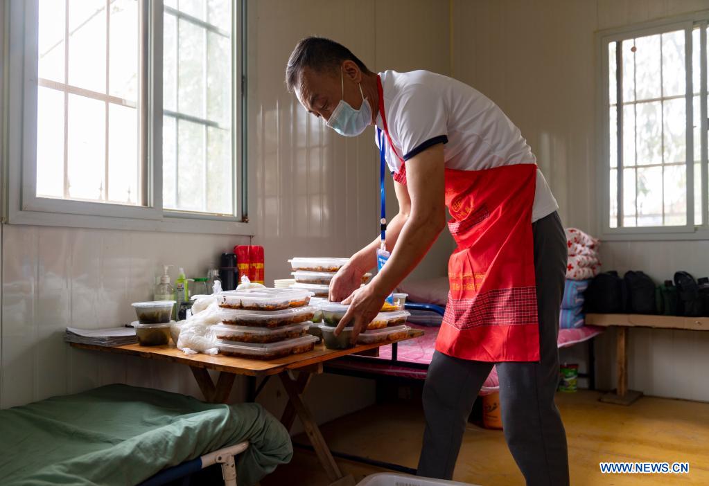 A staff member brings lunch for border patrol personnel in Jiexiang Township, Ruili City, southwest China's Yunnan Province, April 4, 2021. Frontline medical workers, epidemic prevention and control personnel, border patrol personnel and volunteers from all walks of life work hard to control the spread of the novel coronavirus after new cluster infections were reported late March. (Xinhua/Chen Xinbo)