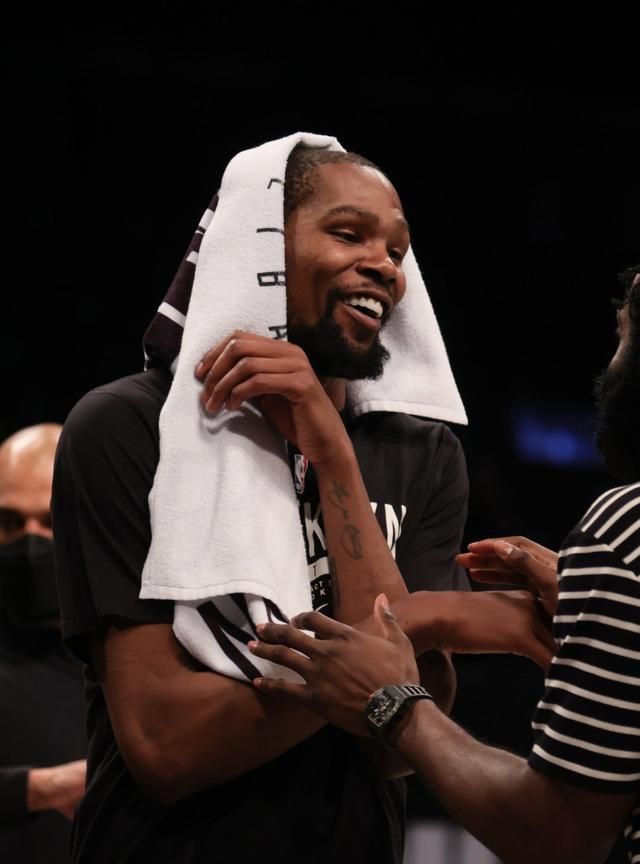 哈登携手杜兰特布克组成超级三巨头冲击总冠军