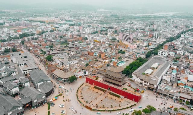 建水最为重要的地标之一雄伟壮观的朝阳楼位于建水县城中心建中路东端