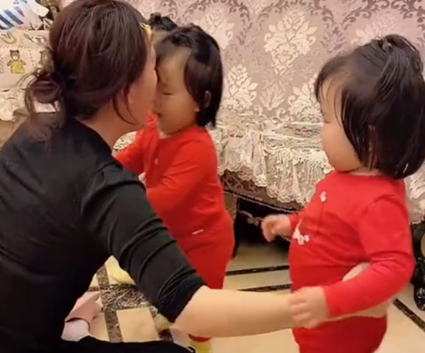 妈妈假装摔倒，三胞胎女儿的反应太暖心了，网友：妈妈真的很幸福