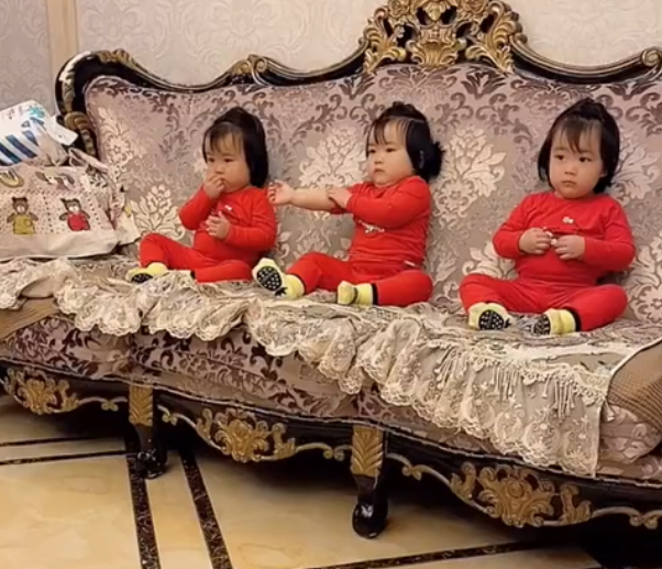 妈妈假装摔倒，三胞胎女儿的反应太暖心了，网友：妈妈真的很幸福