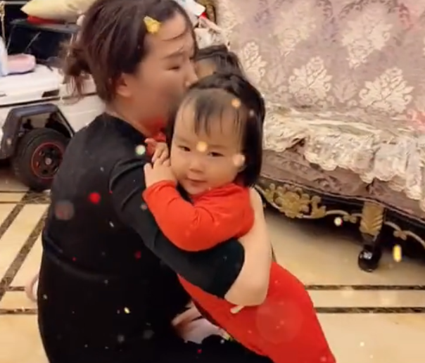 妈妈假装摔倒，三胞胎女儿的反应太暖心了，网友：妈妈真的很幸福