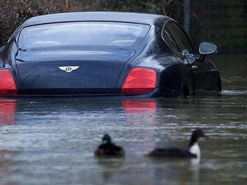 下暴雨时，为何宁愿车被淹也不把车开走？