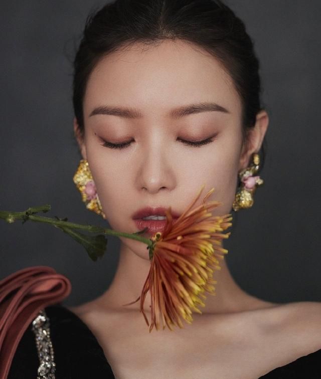 倪妮出席时尚芭莎年度派对,绝佳气质,绝美无比