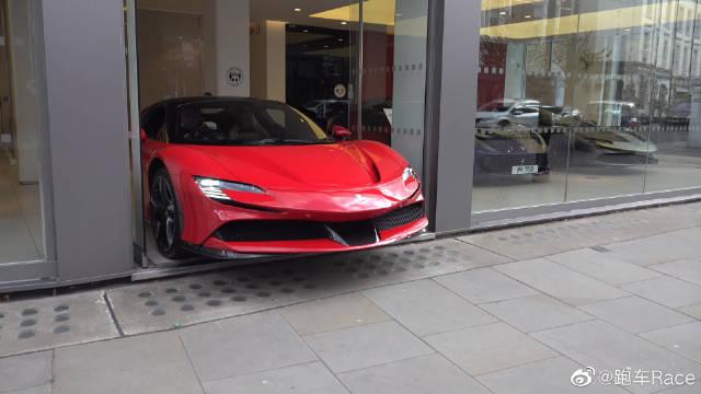 全新1000匹法拉利SF90在伦敦交付!!